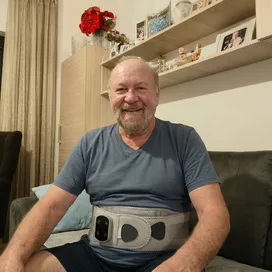 Padre de Ricardo con el LumbaRest